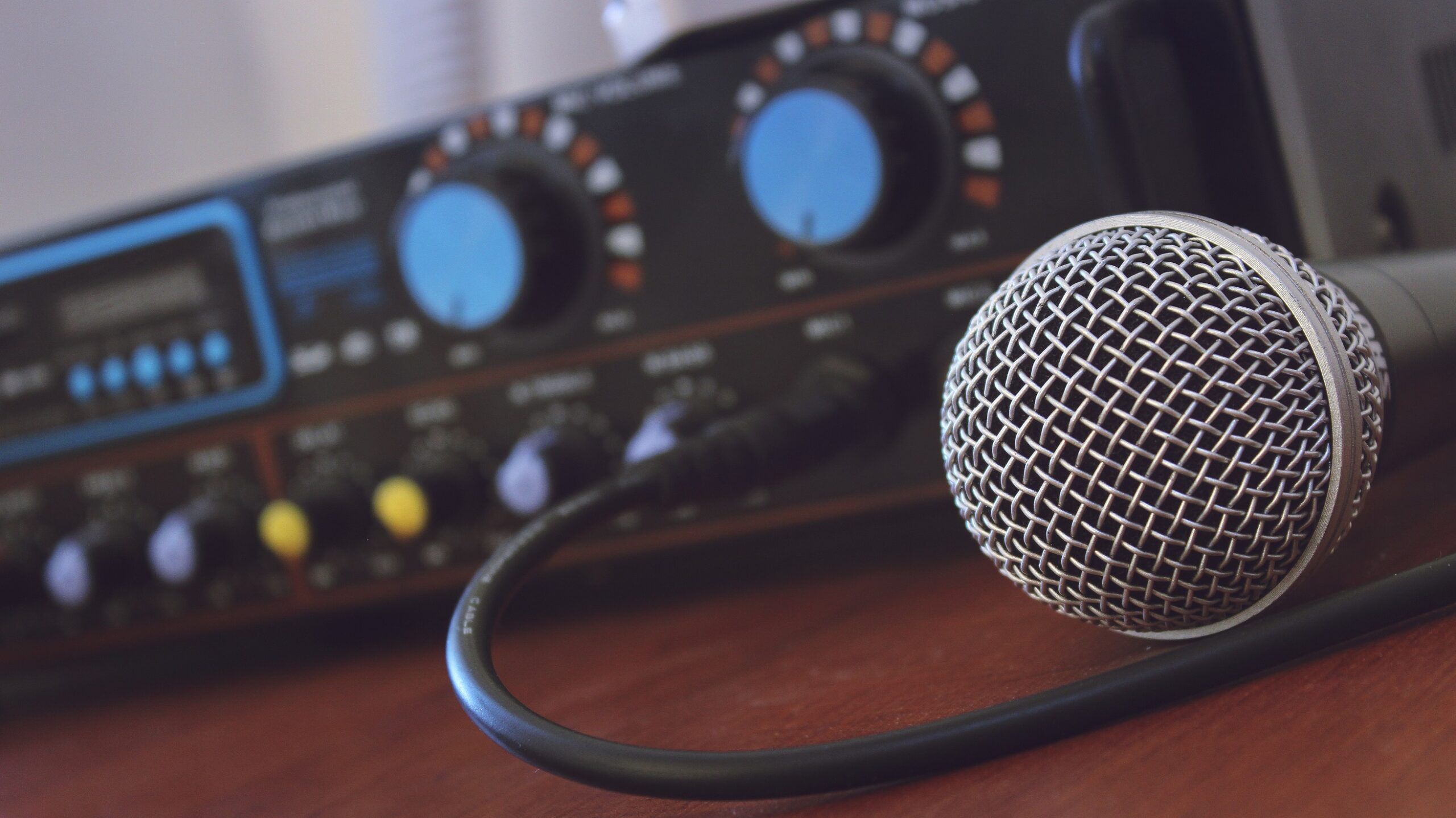Microphone with mixer amplifier